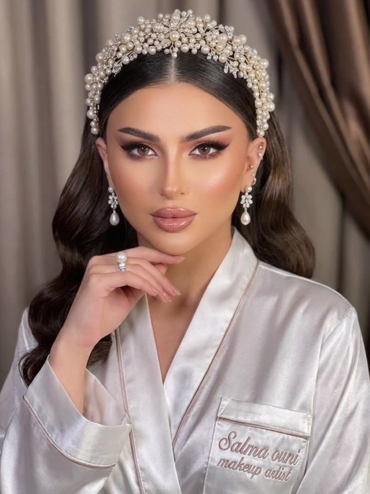 Maquillage glamour au regard fumé, lèvres nude et diadème de perles