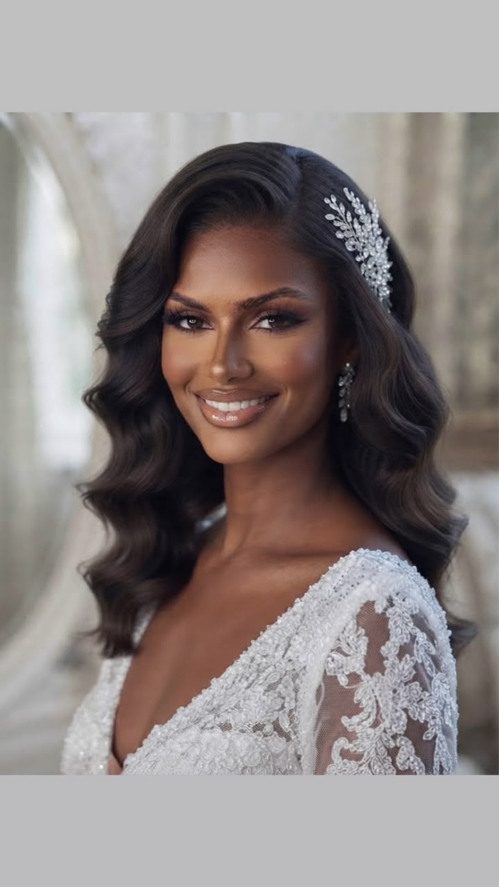 Maquillage mariée smoky et chignon structuré, robe col halter perlée