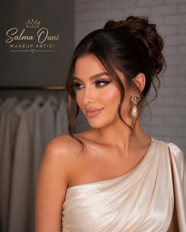Maquillage mariée lumineux, voile floral brodé et regard sur le côté