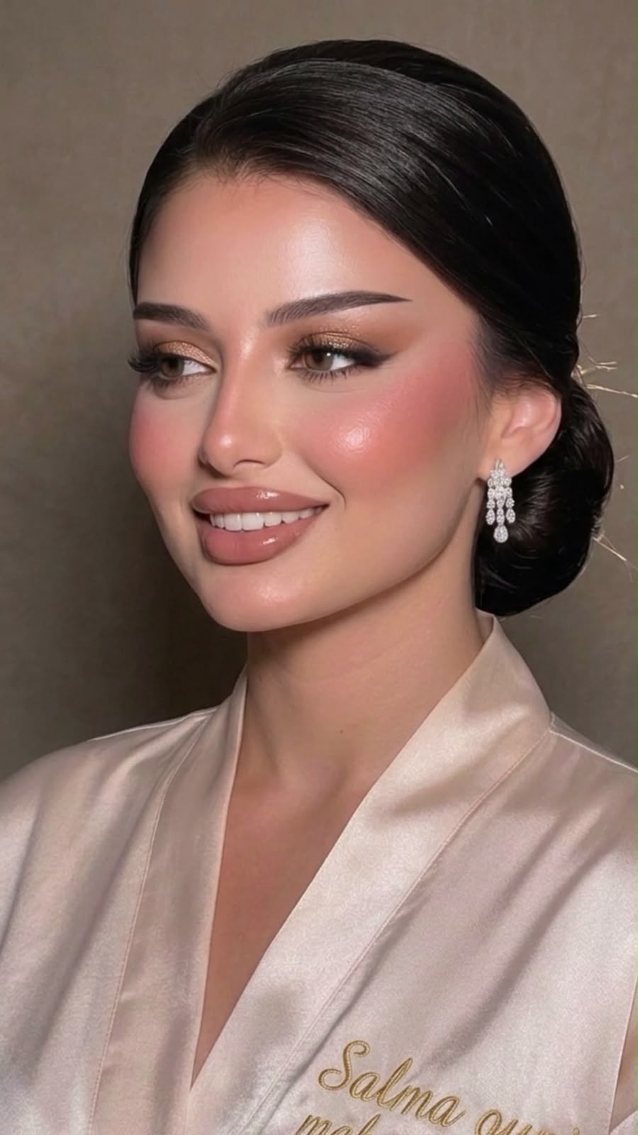 Maquillage soirée bordeaux, lèvres rouge profond et parure de rubis