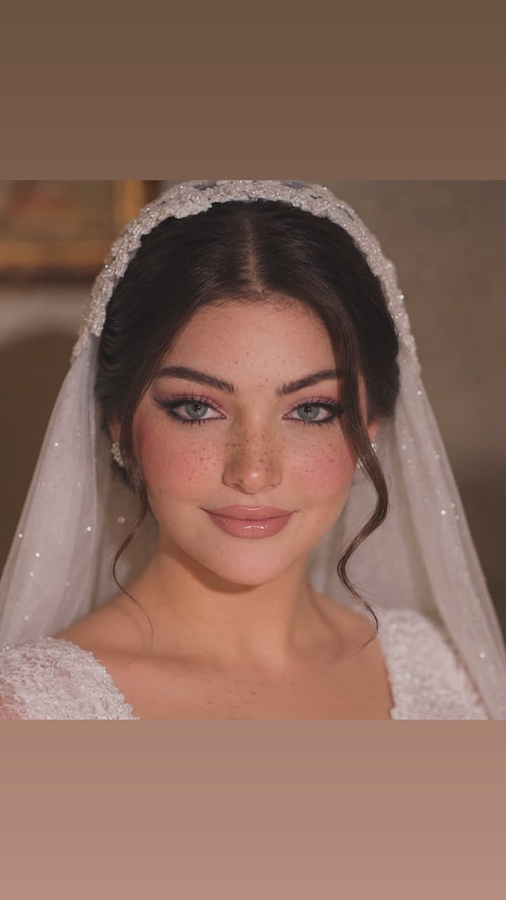 Maquillage doux au regard bronze, coiffure mi-attachée ornée de perles